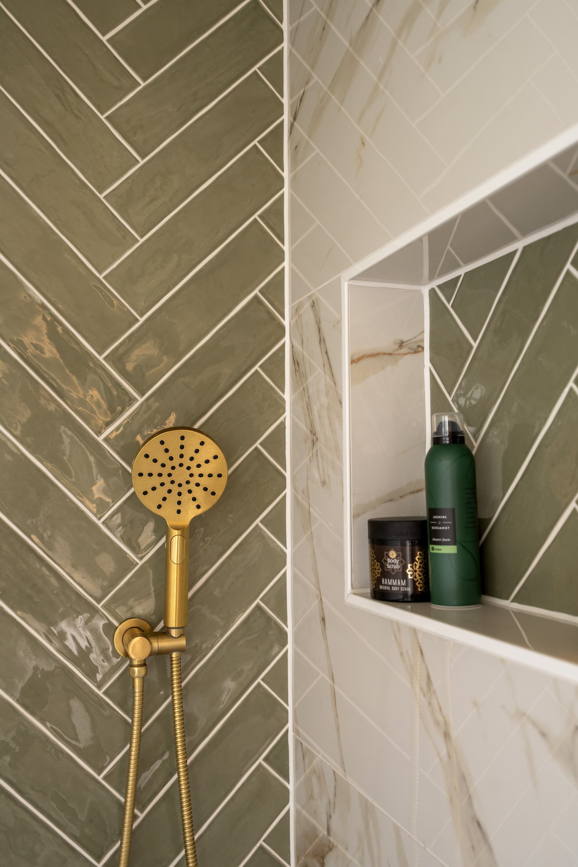 Douche met relieftegels