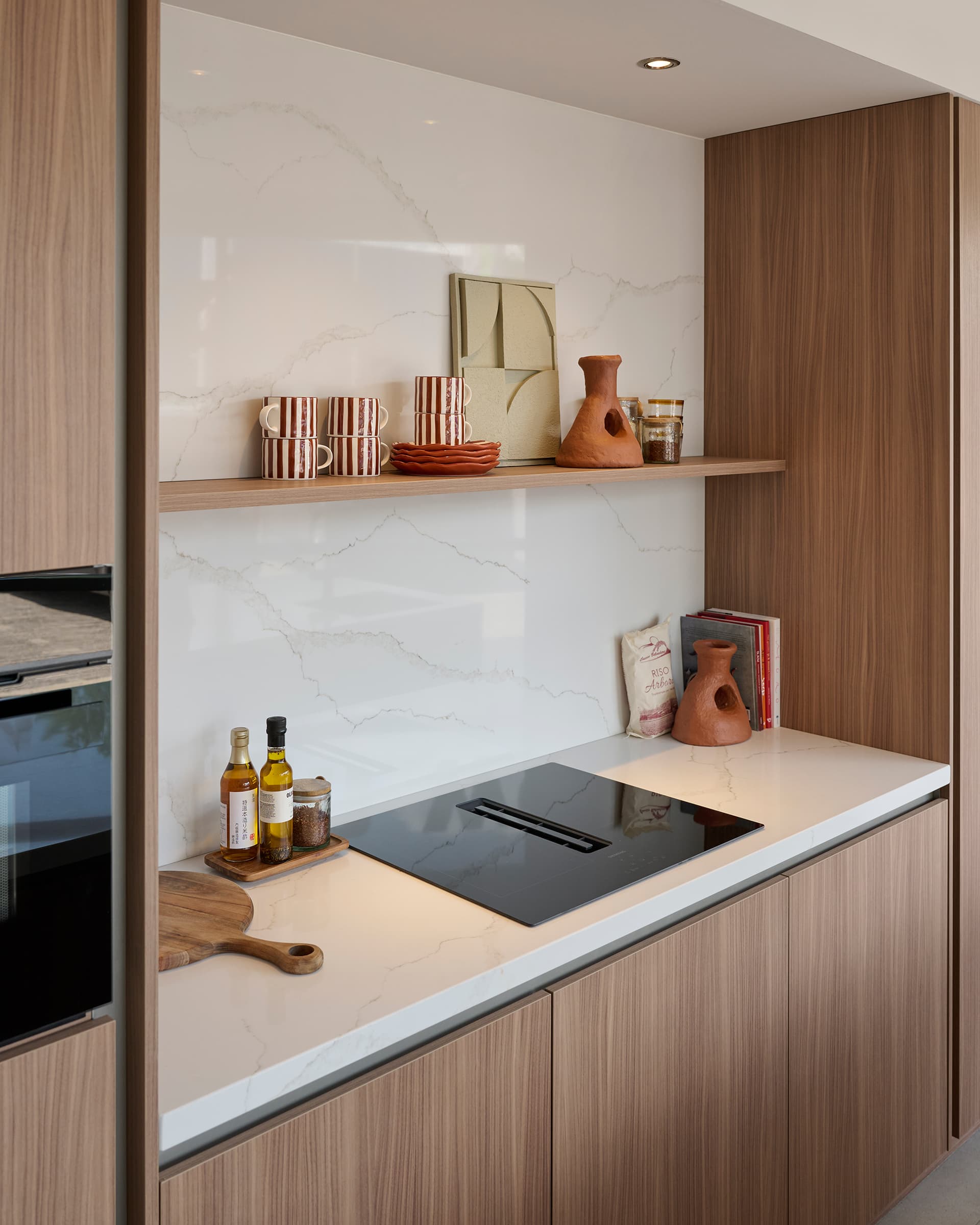 Brugman-Son213967.jpg Accessoires op wandplank in Japandi keuken