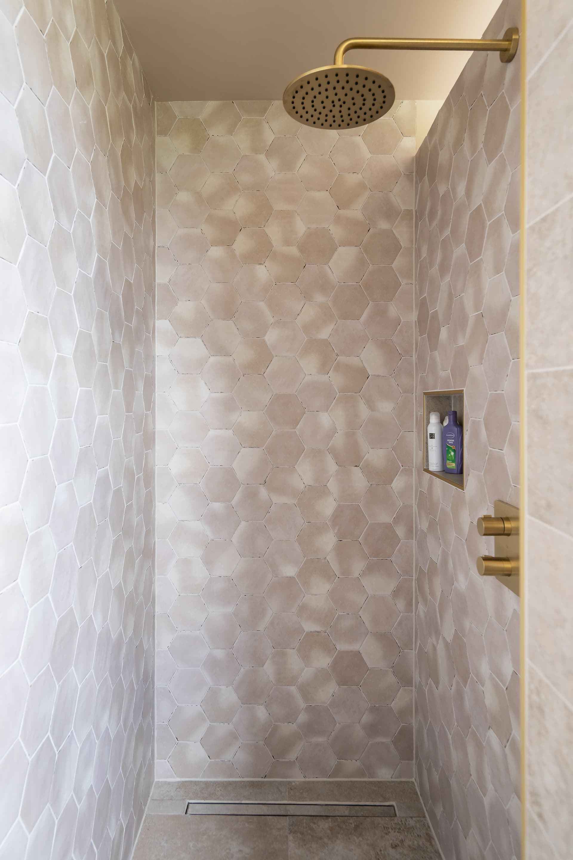 Douche met relieftegels