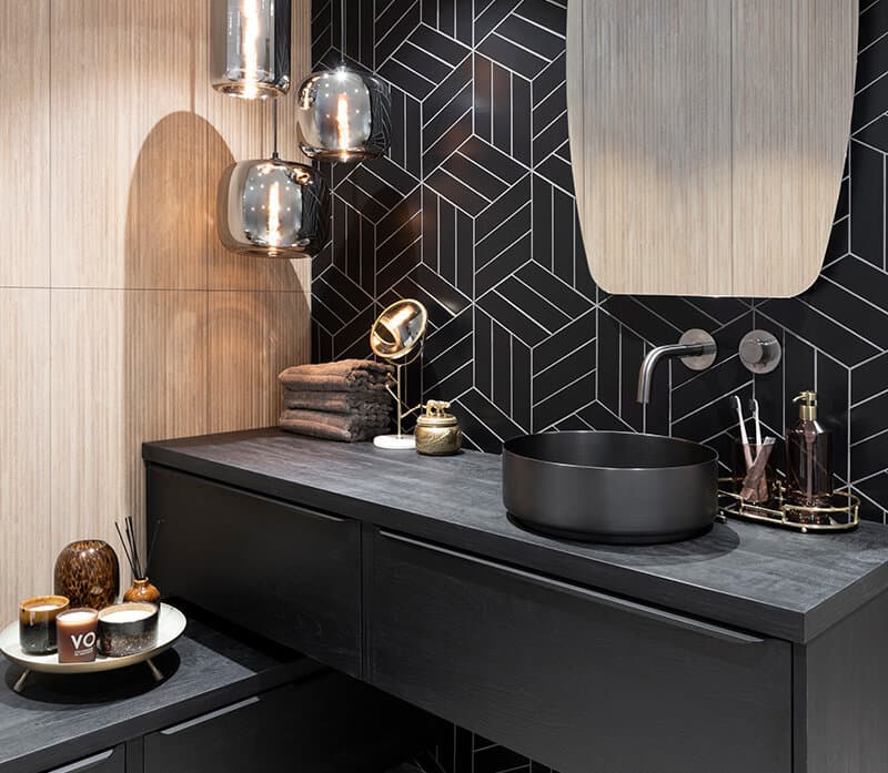 Zwarte badkamermeubel met waskom