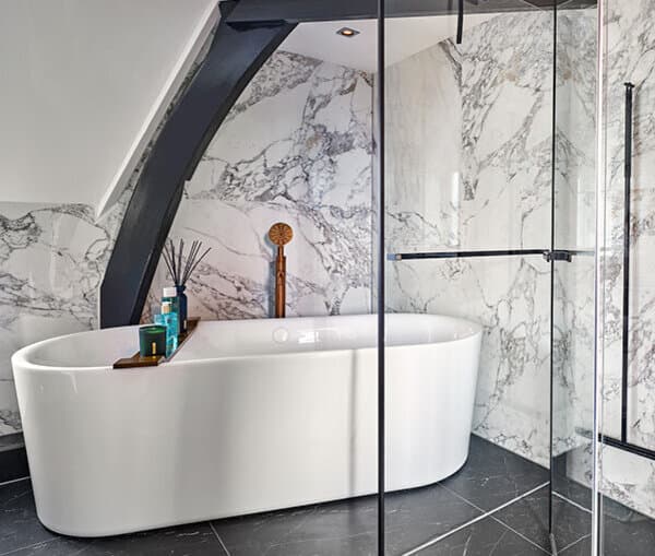 Bad onder schuin dak in de badkamer