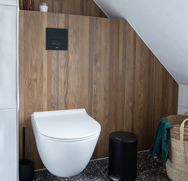 Toilet onder schuin dak in de badkamer
