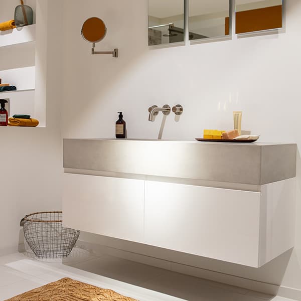 volop genieten in een badkamer en suite