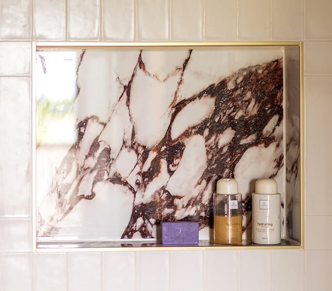 Marmeren tegels in de badkamer