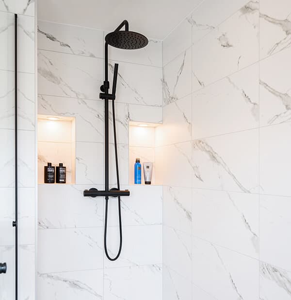 Water besparen met het nemen van een douche