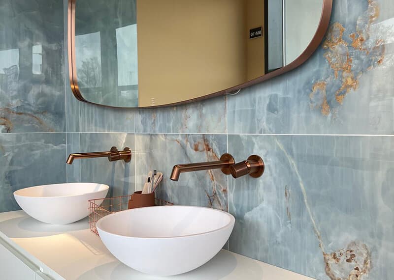 Kleurrijke marmeren badkamertegels