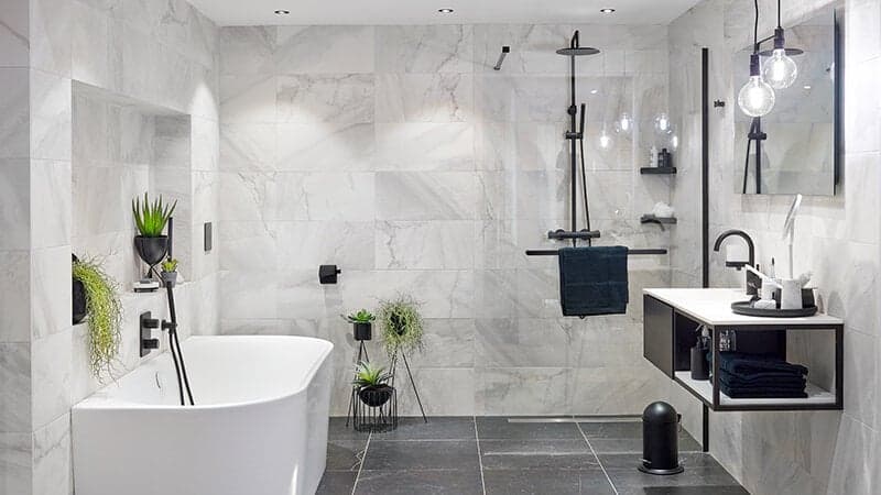 Marmerlook tegels in de badkamer