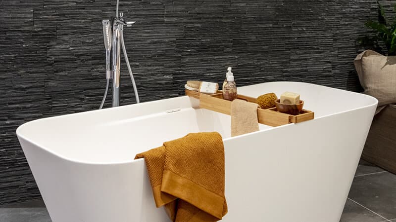 Steenstrips tegels in de badkamer