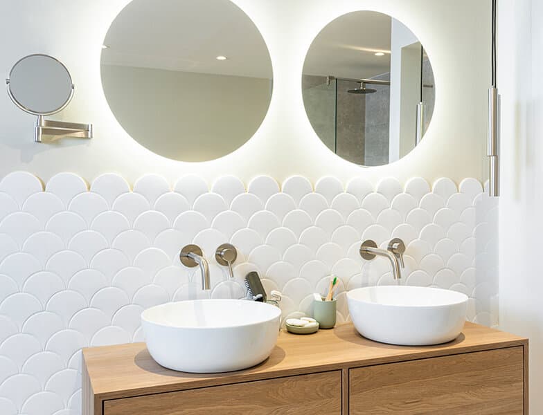 Dubbele waskommen met verlichte badkamerspiegels