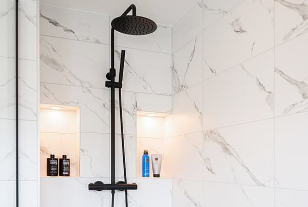 In het oog springende combinatie van 2 inbouwnisjes