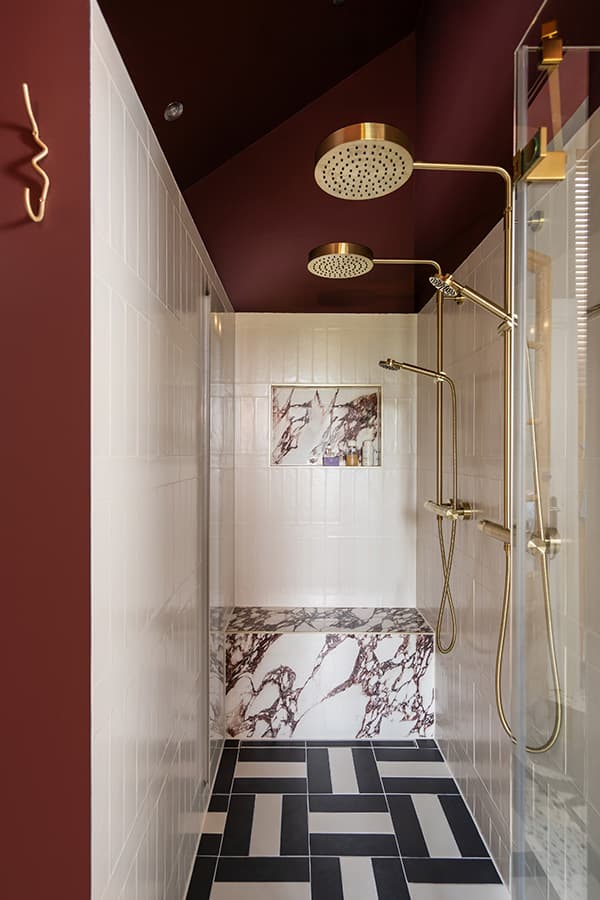 Bordeaux rood in de badkamer