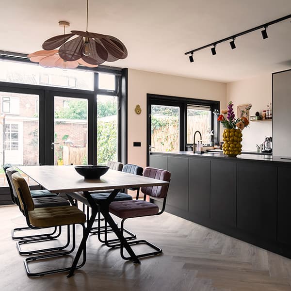 Zwarte keuken met kookeiland