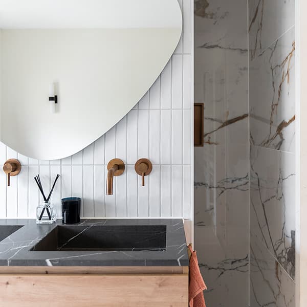 Wasbak en spiegel in badkamer