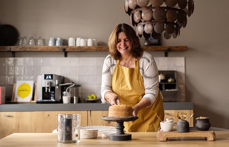 Taart bakken in de keuken