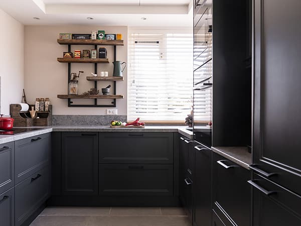 Een koffiecorner. Groot werkblad. Geen bovenkastjes, wél alle ruimte