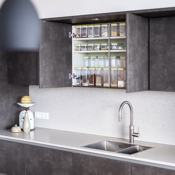 Keuken kraan en keuken kastjes