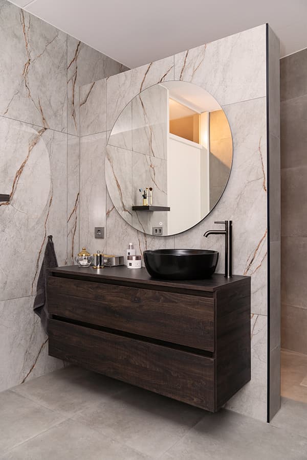 Badkamermeubel en spiegel