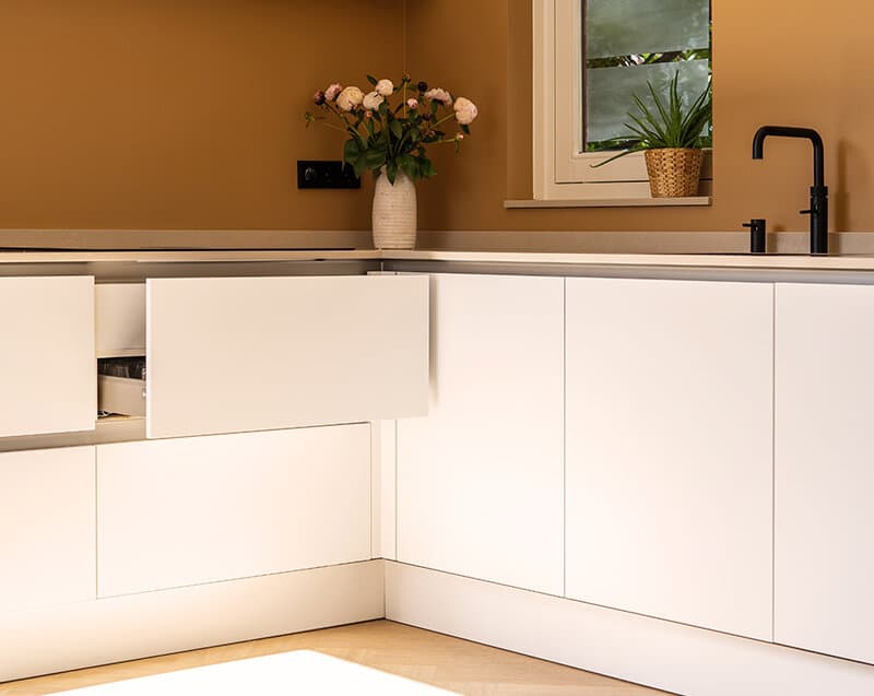 Witte keuken met zandkleur keukenblad