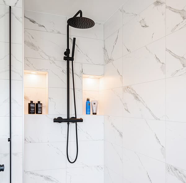 Inloopdouche met marmerlook tegels