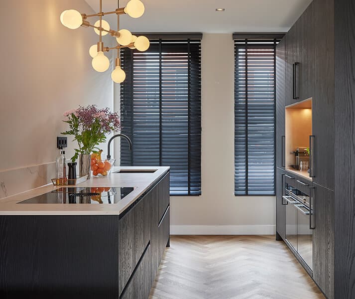 Zwarte keuken met koffiecorner