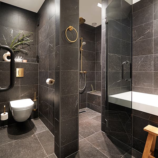 Luxe zwarte badkamer met gouden tinten