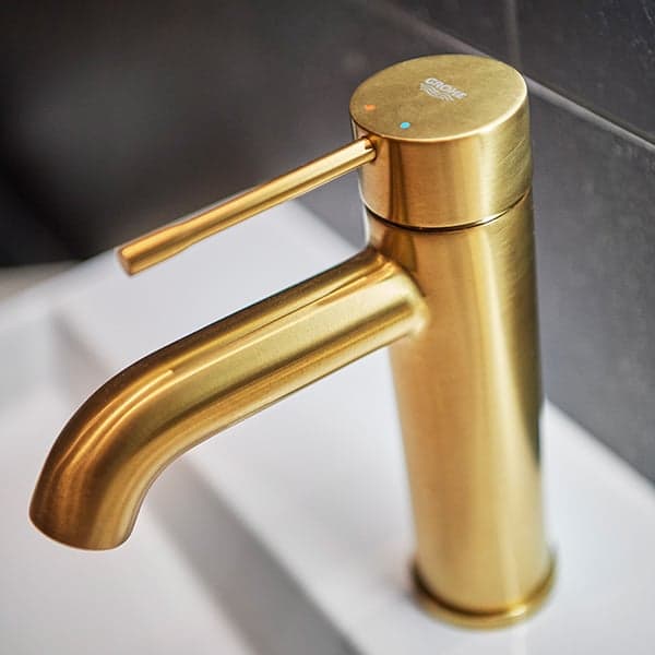 Goudkleurige kraan in de badkamer