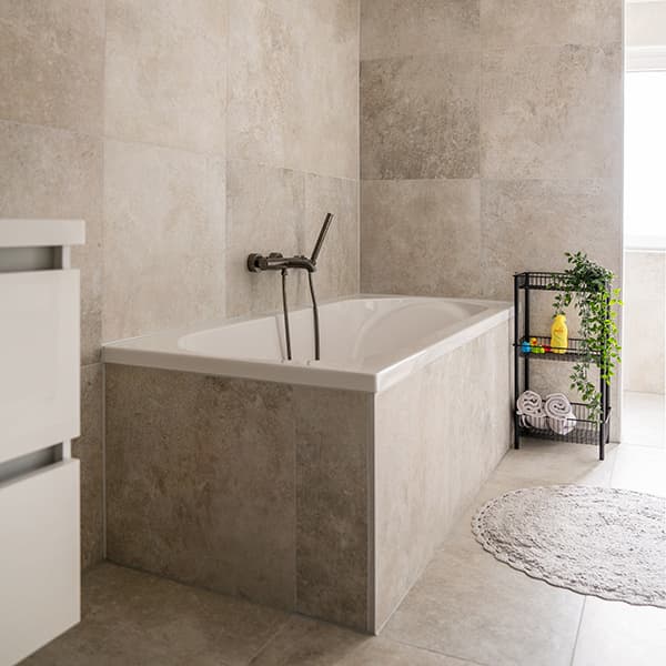 Ligbad in beige keuken