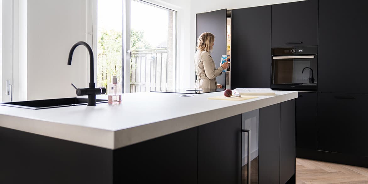 Zwarte keuken met kookeiland