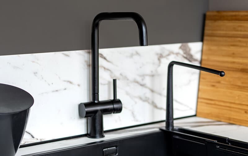Zwarte keukenkraan
