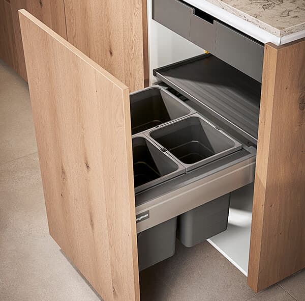 Afvalbakken in keukenkastje
