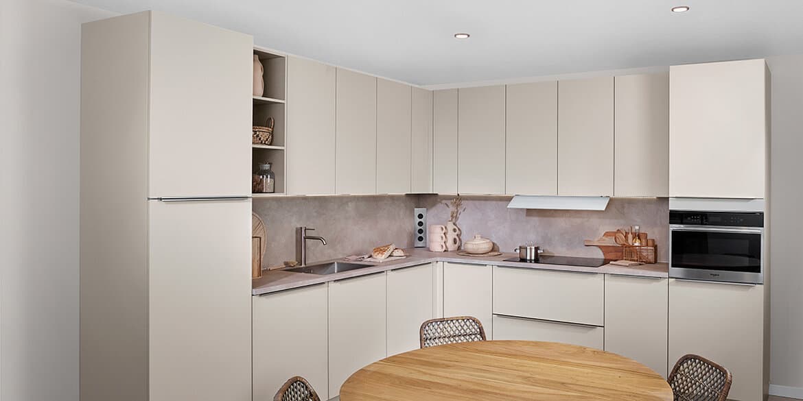 In de ban van beige: Hoe pas je deze trendkleur toe in de keuken en badkamer?