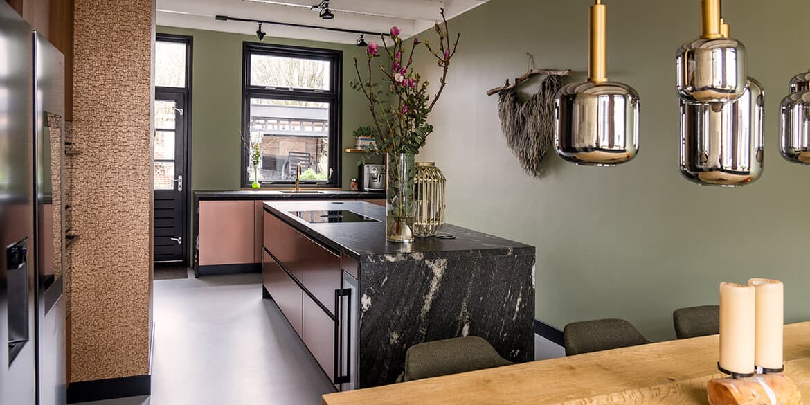 Kleurrijke creativiteit: Ontdek de eclectische keukenstijl