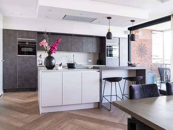 Toch kleur in een neutrale keuken?