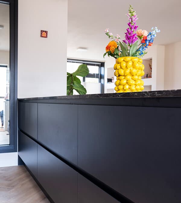 Toch kleur in een neutrale keuken?