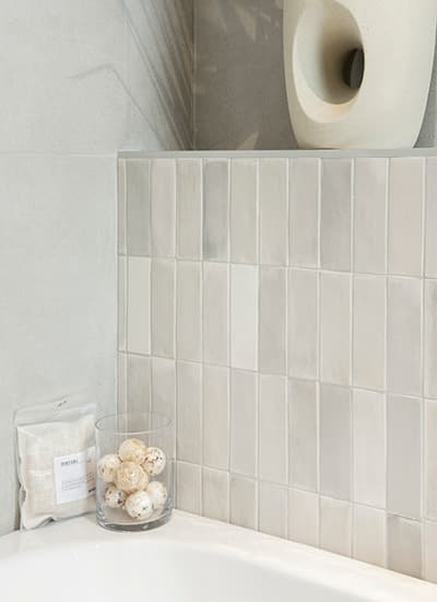 Fraaie achterwand met relieftegels