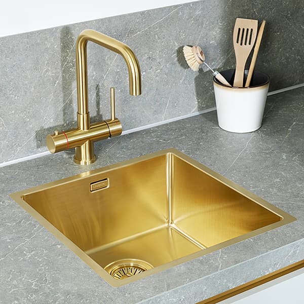 Goudkleurige spoelbak in keuken