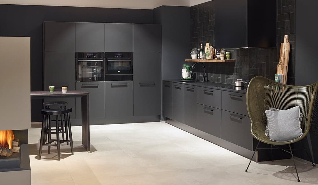 Exclusieve, mat zwarte hoekkeuken– Brugman