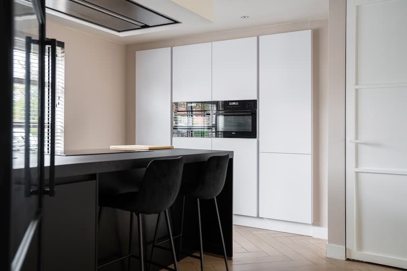 Complete keuken zwart en wit