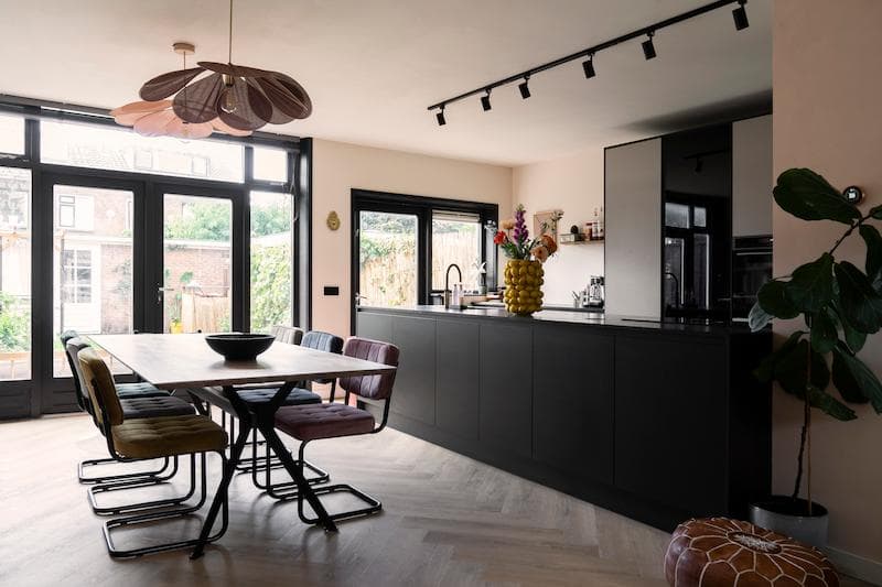 Complete zwarte keuken