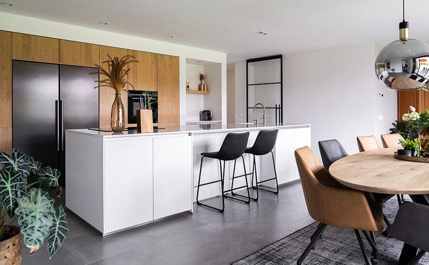 Witte woonkeuken met houten keukenkasten