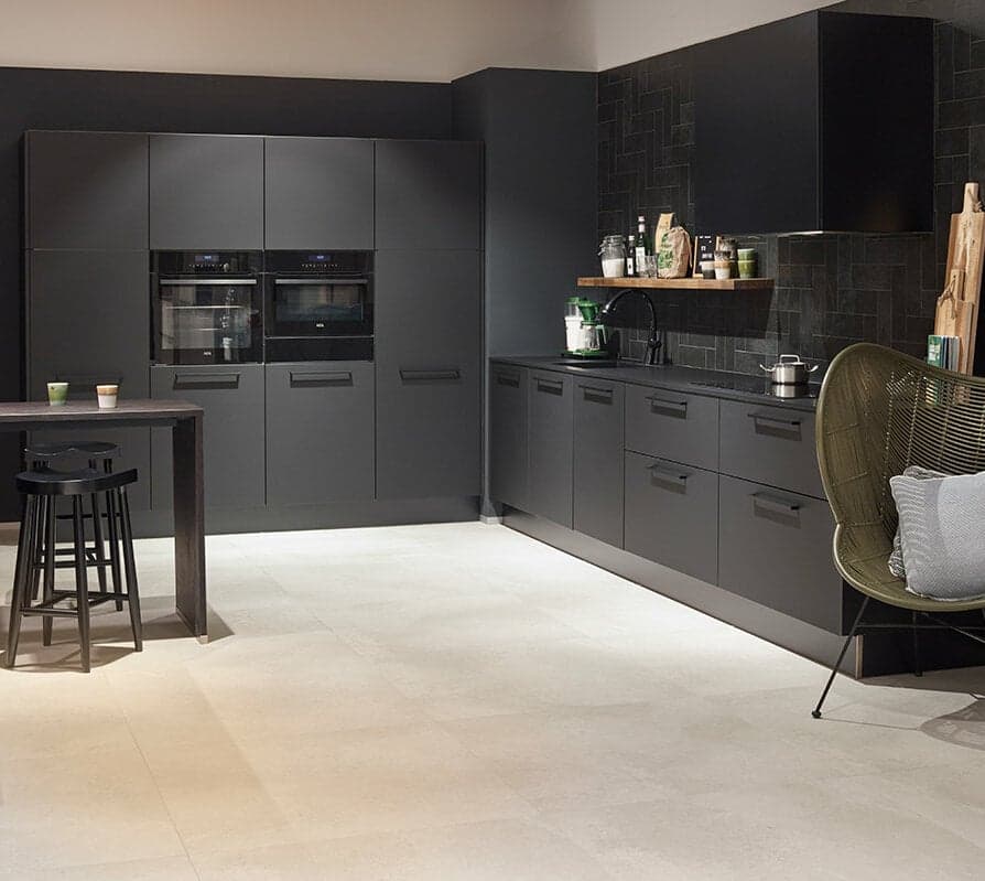 Zwarte design keuken met zwarte grepen en zwart werkblad