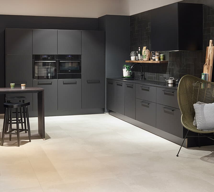 Zwarte design keuken met zwarte grepen en zwart werkblad