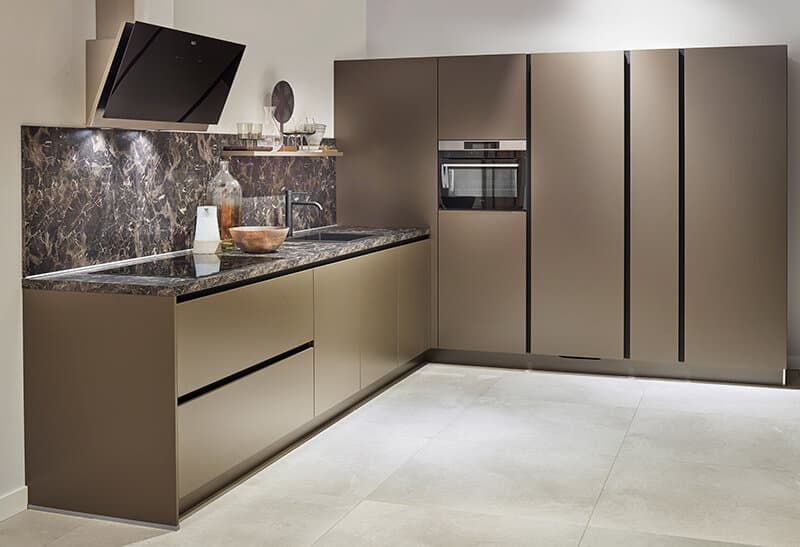Bronze hoogglans greeploze hoekkeuken met steenlook werkblad
