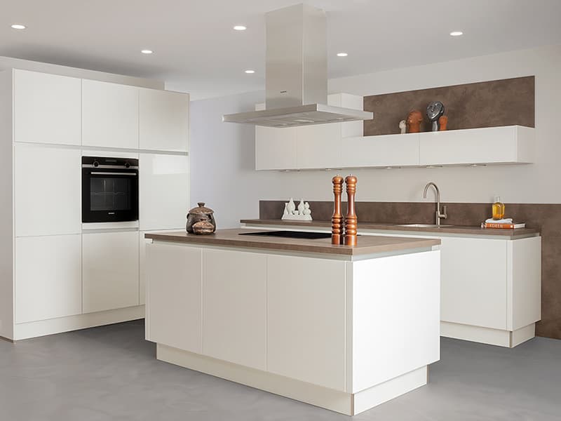 Greeploze witte hoogglans keuken met kookeiland