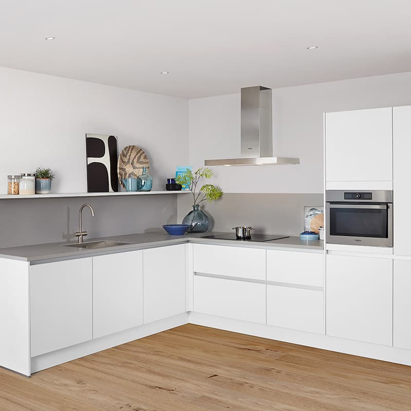 Witte hoogglans keuken met grijs werkblad