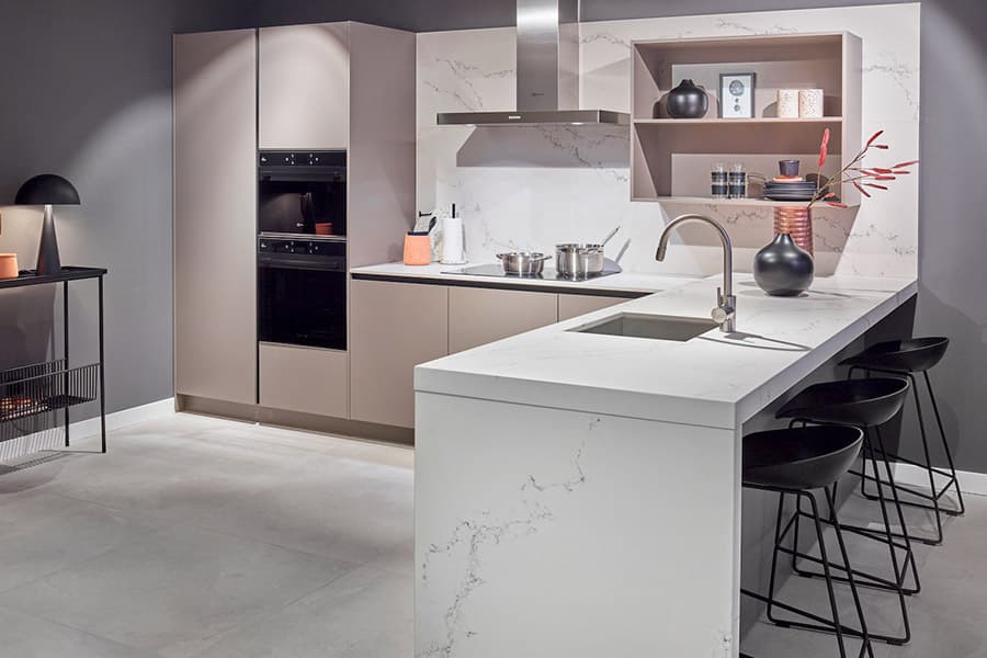 Beige hoogglans keuken met bargedeelte