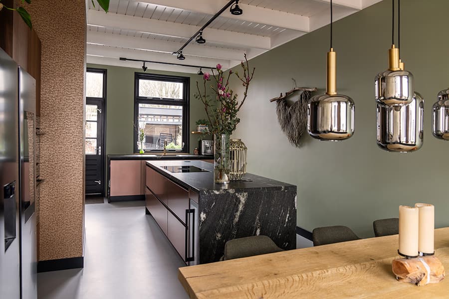 Hotel chique keuken met goudkleurige elementen