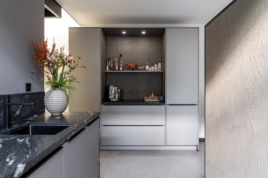 Hotel Chique keuken met grijze kasten en donker werkblad