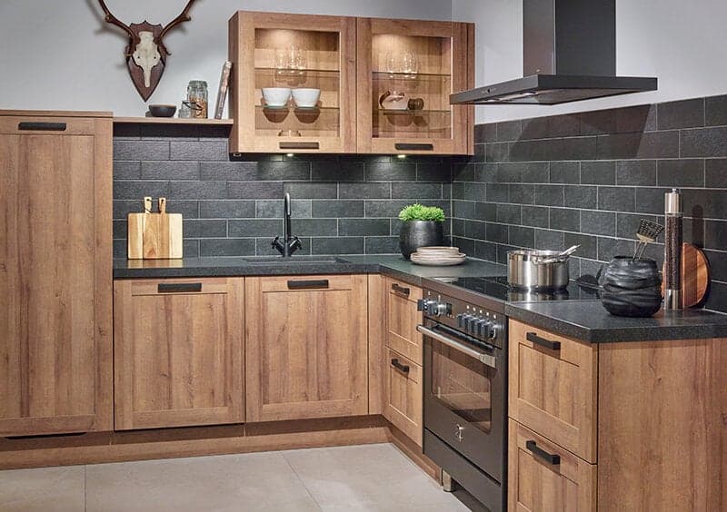 Houten industriële keuken met zwarte grepen