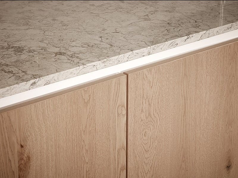 Houten keukenkasten met licht stenen werkblad